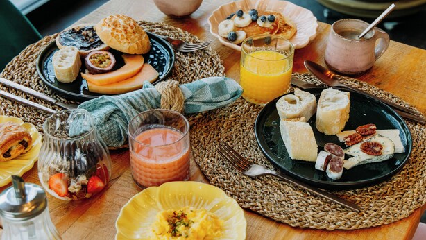 A breakfast table with various food items and drinks. - B&B Casa Cava (Dendermonde)
