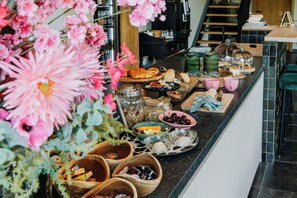 Una encimera de cocina con diversos alimentos y utensilios.