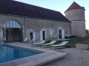 Outdoor pool, pool loungers - Abbaye de Reigny - Esprit de France (Vermenton)