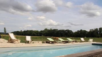 Piscine extérieure, chaises longues
