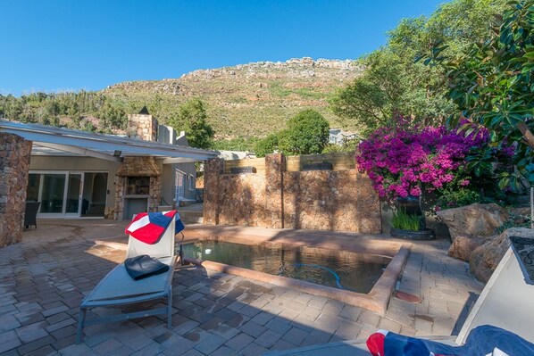 Outdoor pool, pool loungers - Mountain Cottage (Cape Town)