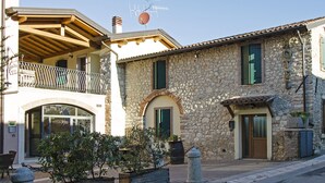 A stone building with a balcony, a door, and a window. - Hotel Bed & Wine (Negrar)