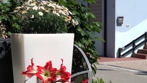 Un edificio con escaleras y una maceta con flores.