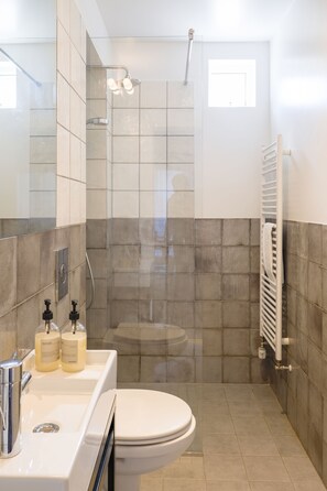 Studio (Basement) | Badkamer | Een douche, gratis toiletartikelen, een haardroger, handdoeken