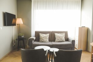 Studio, 1 chambre, balcon | Coin séjour | TV connectée