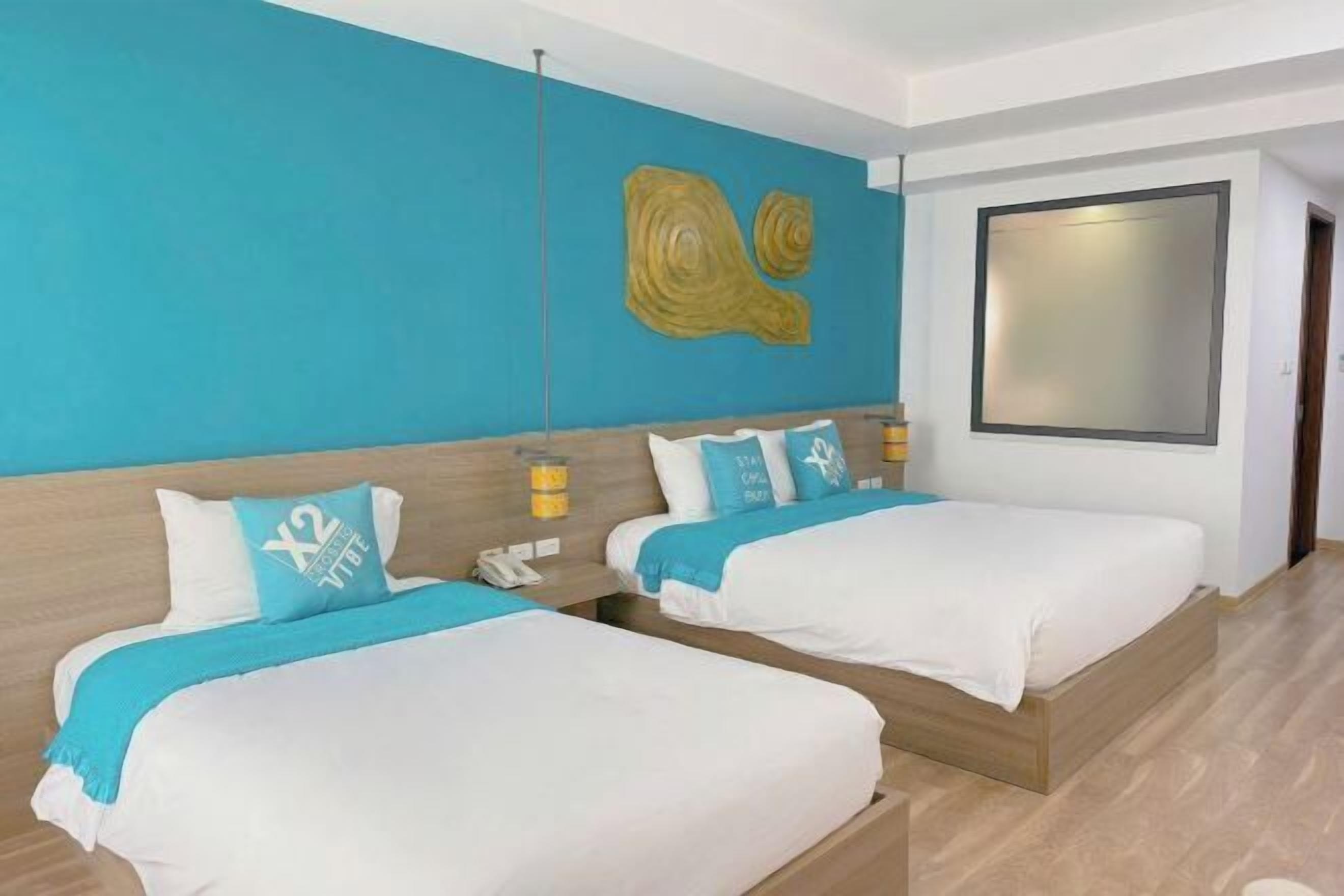 Bộ đồ giường cao cấp, chăn bông, nệm có lớp đệm bông, minibar 