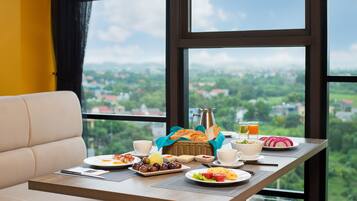 Daily continental breakfast (VND 135000 per person)