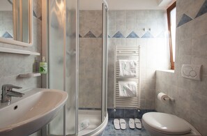 Douche, douche à « effet pluie », articles de toilette gratuits