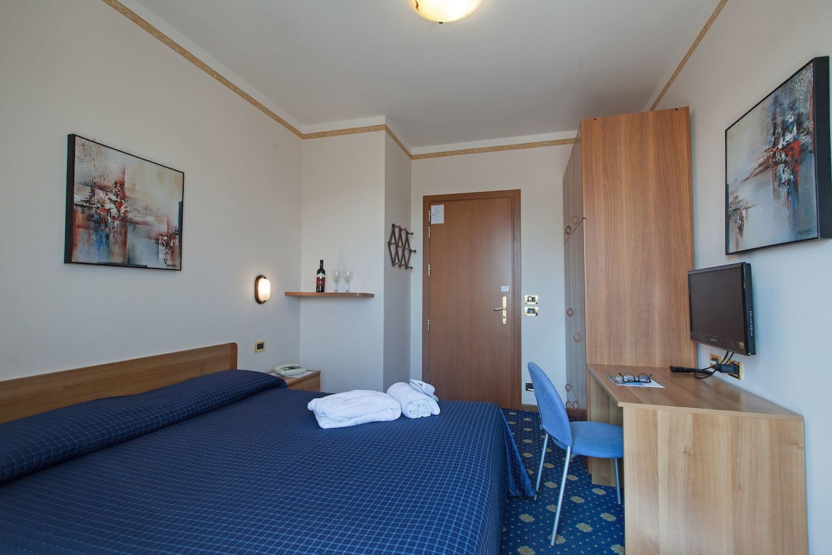 1 bedroom, in-room safe, desk, free cots/infant beds