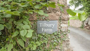 En stenvæg med et skilt, der viser "Tilbury Farm".