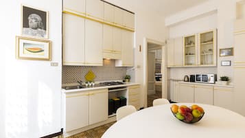 Apartment | Eigene Küche | Großer Kühlschrank, Ofen, Herdplatte, Espressomaschine