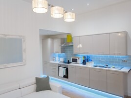 Deluxe Apartment, Private Bathroom (Occupancy 5) | Shared kitchen