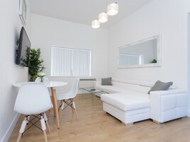 Deluxe Apartment, Private Bathroom (Occupancy 5) | Lounge