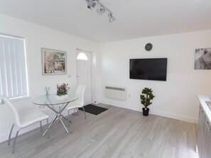 Chambre Quadruple Luxe, salle de bains privée (Occupancy 4) | Bar lounge