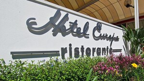 Schild für ein Hotel und Restaurant im klassischen Stil.