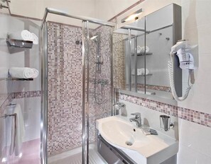 Buồng tắm vòi sen, đồ dùng nhà tắm miễn phí, máy sấy tóc 