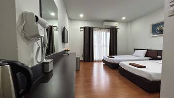 Deluxe Twin Room | Minibar, free WiFi