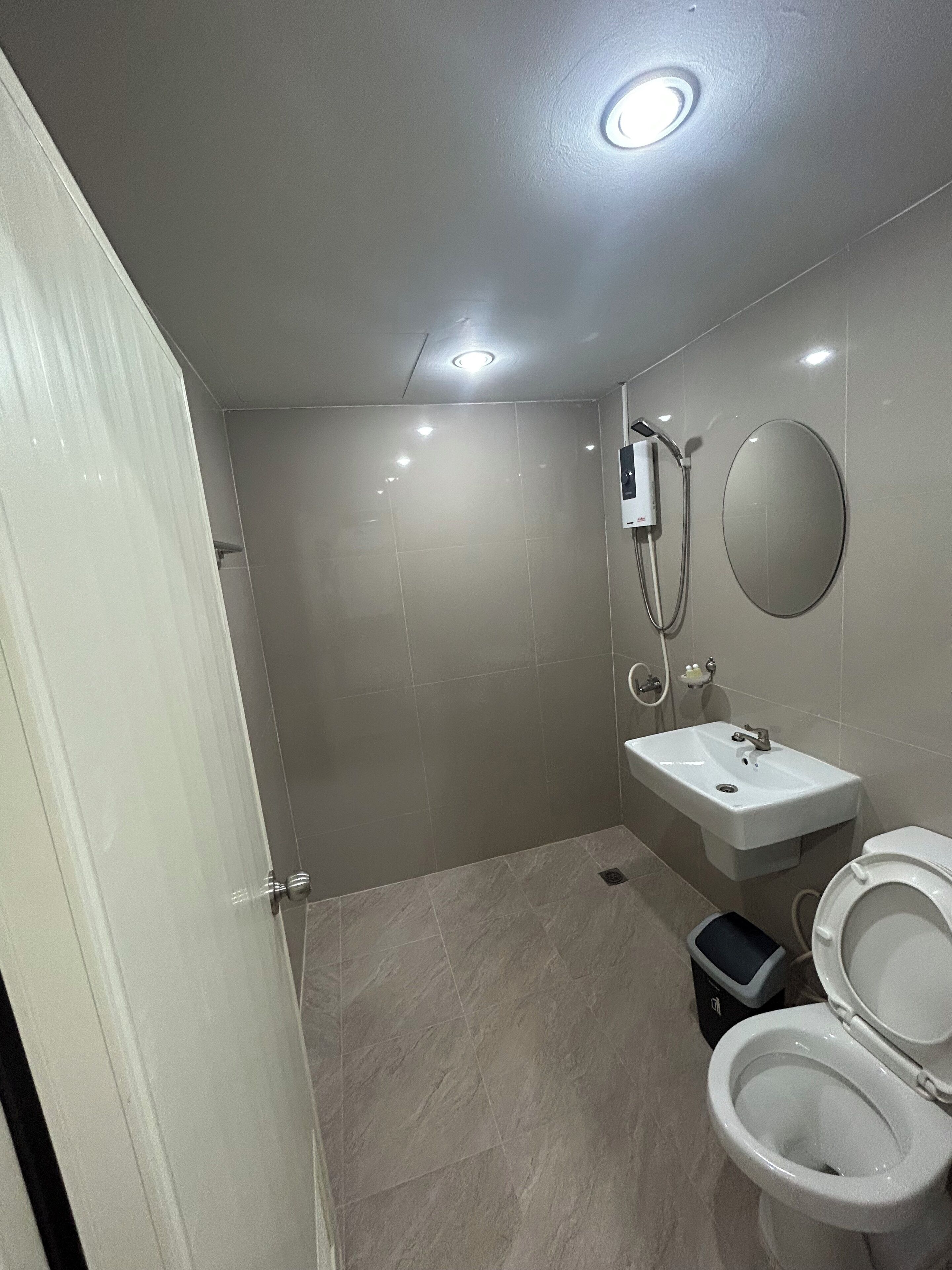 shower, free toiletries