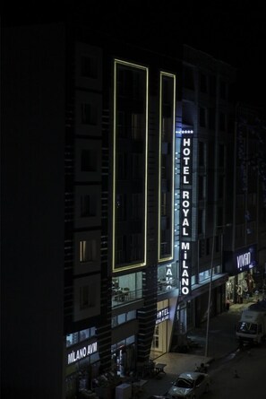 住宿正面 - 傍晚/夜晚