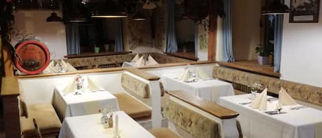 Petit déjeuner complet (7.5 EUR par personne)