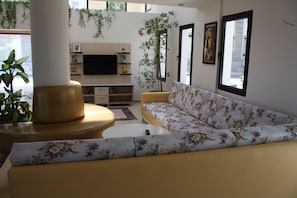 Lobby sitting area - Bronze Hotel (Bodrum)
