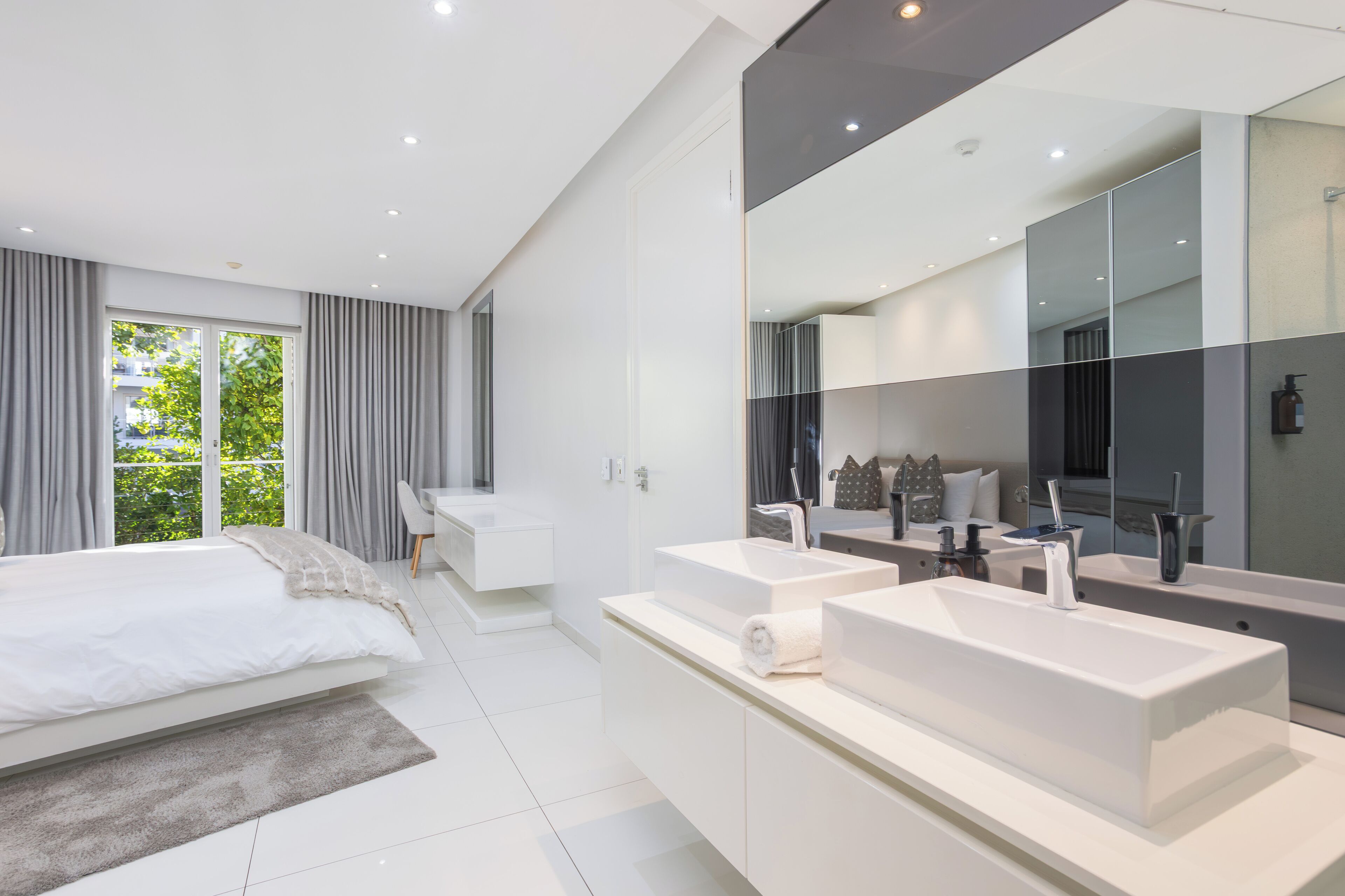 Two Bedroom Premier 14 | バスルーム | 個別の浴槽とシャワー、バスアメニティ (無料)、ヘアドライヤー、タオル