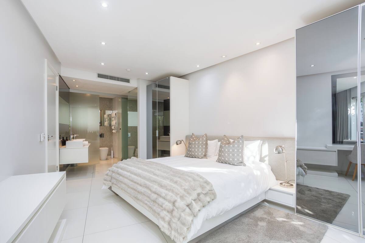 1 Schlafzimmer, hochwertige Bettwaren, Zimmersafe, Schreibtisch