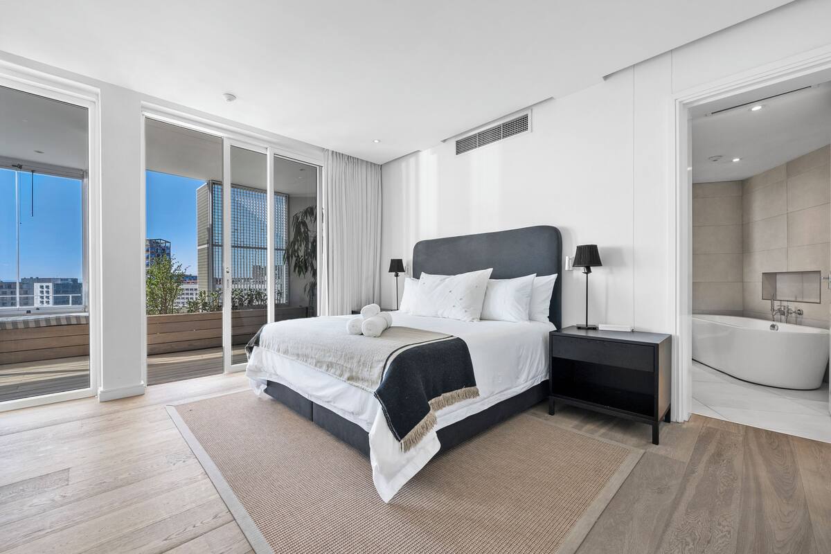 1 Schlafzimmer, hochwertige Bettwaren, Zimmersafe, Schreibtisch