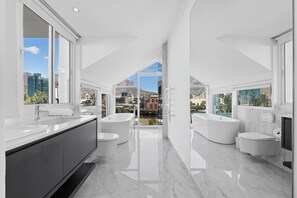 Three Bedroom Luxury Premier Penthouse 2 | Kylpyhuone | Erillinen kylpyamme ja suihku, ilmaiset hygieniatuotteet