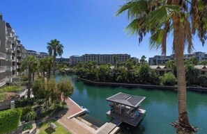 Ein Resort mit einem Wasserspeicher, Palmen und modernen Gebäuden.
