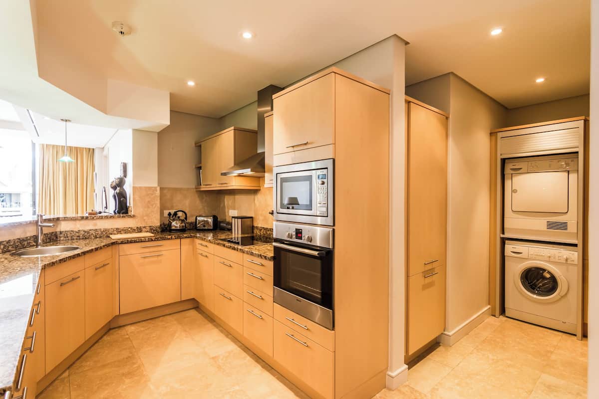 three bedroom premier 3 | private kitchen | fridge, microwave, oven, stovetop