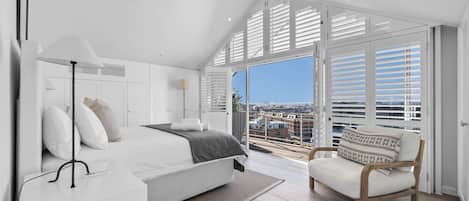 1 bedroom, premium bedding, in-room safe, desk