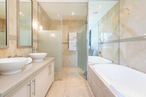 Badewanne und Dusche (separat), kostenlose Toilettenartikel