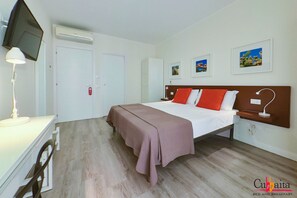 Chambre double | Bureau, espace de travail pour ordinateurs portables