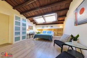 Suite Deluxe | Una scrivania, postazione laptop, insonorizzazione, Wi-Fi gratuito