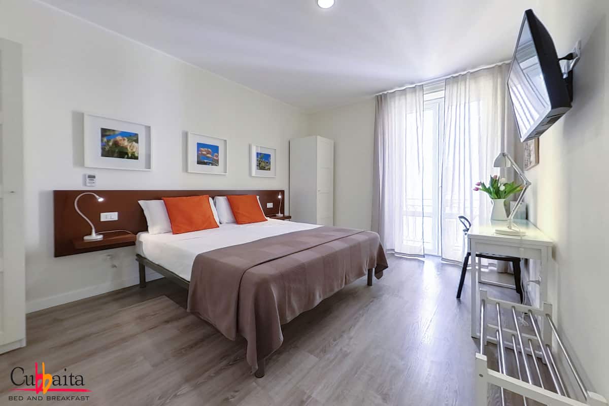 Habitación doble | Escritorio y espacio para trabajar con un portátil