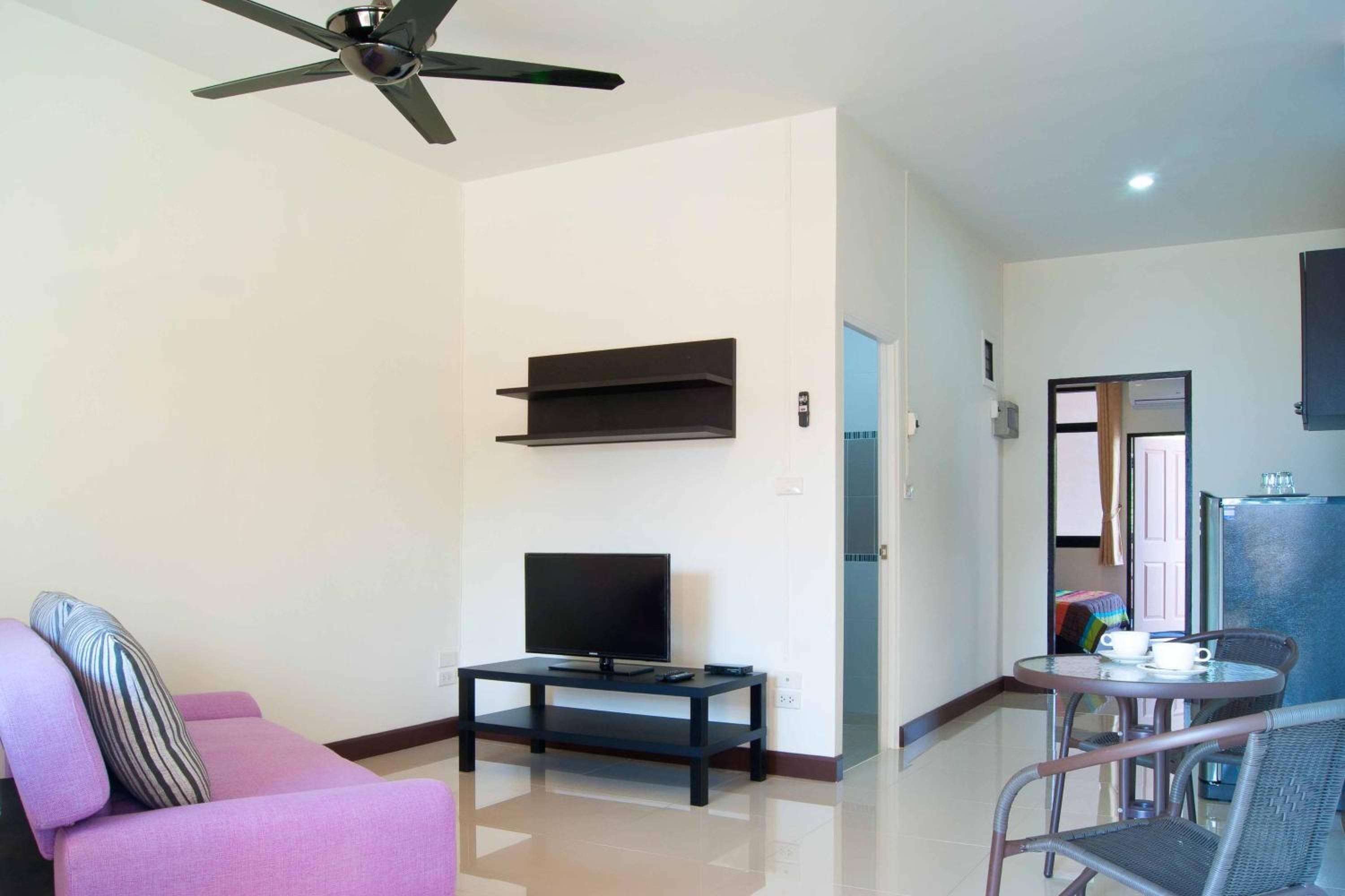 32-inch flat-screen TV with cable channels, TV