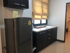 Full-sized fridge, electric kettle - Suporn Lakeview Service APT & Homestay (Trakan Phuet Phon)