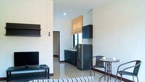 Deluxe Double Room | Oppholdsrom | En 32-tommers Flatskjerm-TV med kabel-kanaler samt TV