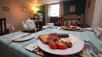 朝食 (イングリッシュ ブレックファスト)、毎日提供 (無料)