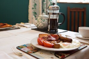 فطور إنجليزي مجانًا يوميًا