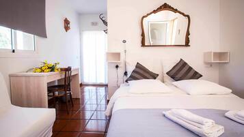 Quadruple Room | Premium bedding, individually decorated, individually furnished, desk
