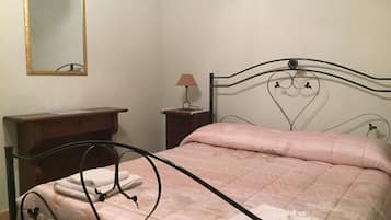 Triple Room (Private External Bathroom) | Minibar, in-room safe, desk, iron/ironing board