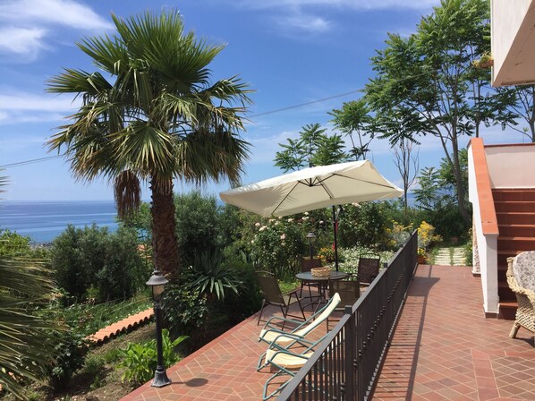 Terrace/patio - B&B Colle degli Ulivi (Paola)