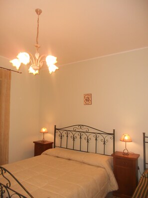 Triple Room (Private External Bathroom) | Minibar, in-room safe, desk, iron/ironing board - B&B Colle degli Ulivi (Paola)