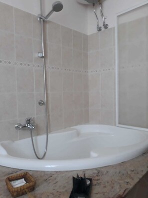 Classic Triple Room | Bathroom - B&B Colle degli Ulivi (Paola)