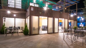 A modern outdoor patio area with seating and a bar. - Hotel Palladium Sithonia (Sithonia)