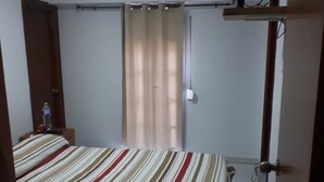 تجهيزات عازلة للصوت ومكواة/لوح كي وواي فاي مجانًا