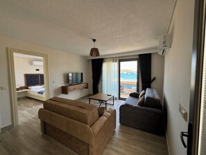 Comfort Suite, 1 Bedroom, Sea View | Living area