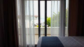 Tremannsrom – comfort, terrasse, sjøutsikt | Utsikt mot strand/hav